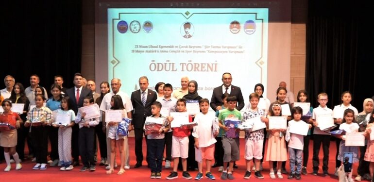 Dereceye giren öğrenciler ödüllerini aldı