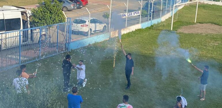 Futbol sahasında evlilik teklifi