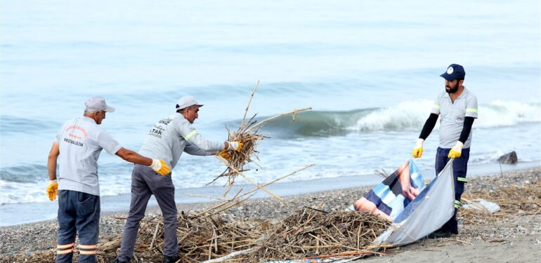 ÇEVRE DOSTU AKDENİZ BELEDİYESİ, KAZANLI SAHİLİNDE KARGI VE TARIMSAL ATIK TOPLADI
