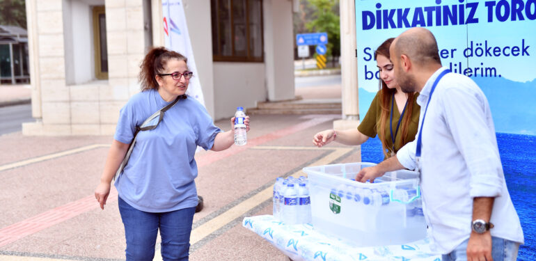 YKS’YE GİRENLERE SU İKRAM EDİLDİ