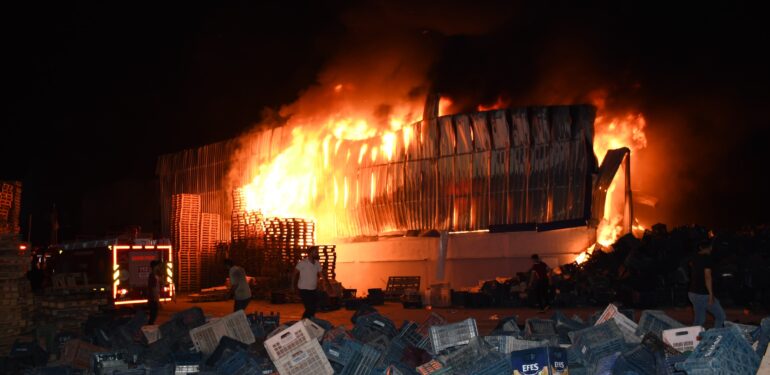 TARSUS’TA PLASTİK FABRİKASI ALEV ALDI, GÜÇ BELA SÖNDÜRÜLDÜ