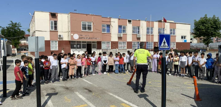 Öğretmen ve öğrencilere trafik eğitimi