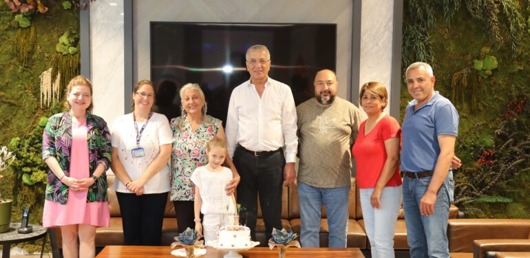 Mezitli Belediyesi’nin en minik gönüllüsüne doğum günü sürprizi