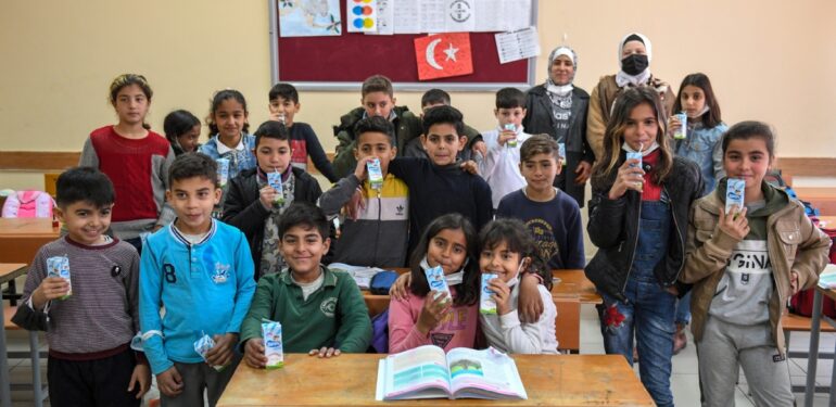 Mersin Büyükşehir yaklaşık 4,5 milyon kutu süt dağıttı