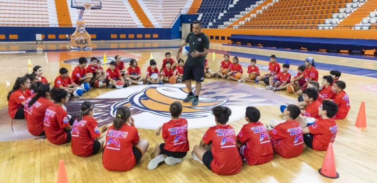 MERSİN’DE ÜCRETSİZ BASKETBOL KURSLARIYLA, ALT YAPIYA SPORCU YETİŞİYOR
