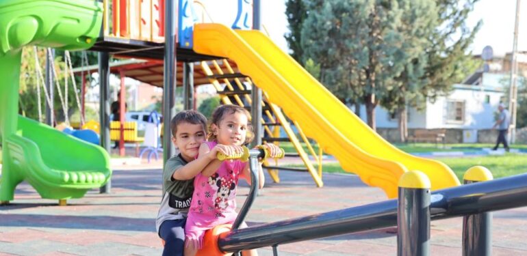 AKDENİZ’DE PARKLAR YENİLENİYOR