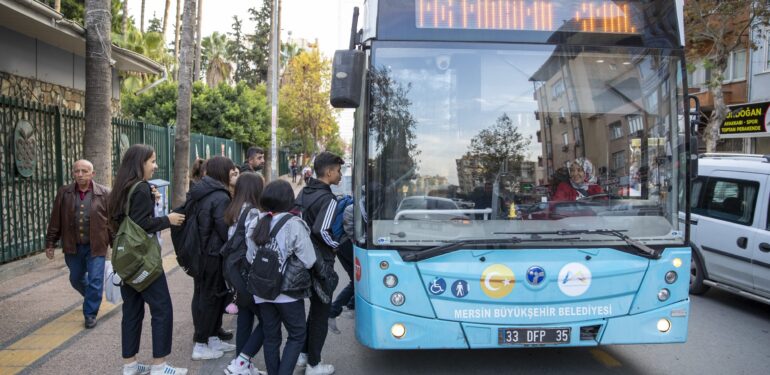 MERSİN’DE BELEDİYE OTOBÜSLERİ ÖĞRENCİLER İÇİN 1 LİRADAN DEVAM EDİYOR