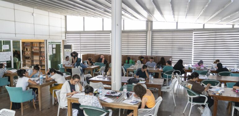 SINAVA HAZIRLANAN ÖĞRENCİLER, KÜTÜPHANENİN MÜDAVİMİ OLDU