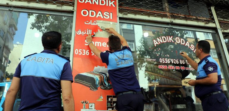 AKDENİZ’DE ARAPÇA YAZILI TABELA, FLAMA VE REKLAM MATERYALLERİ KALDIRILIYOR