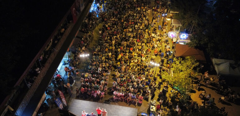 “YILDIZLAR ALTINDA YAZ EĞLENCESİ” TİYATRO OYUNU TARSUSTA BÜYÜK İLGİ GÖRDÜ