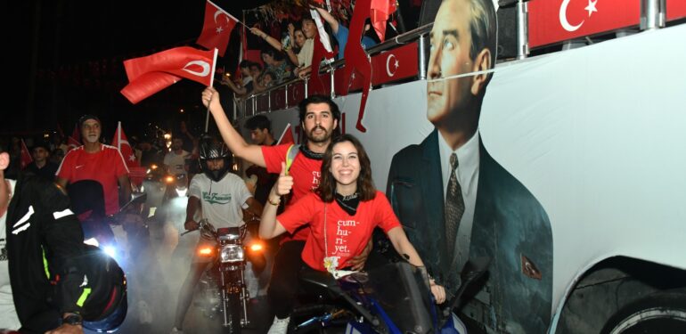 YENİŞEHİR BELEDİYESİ, ZAFER BAYRAMI’NIN 101. YIL DÖNÜMÜNDE COŞKULU KORTEJ GEÇİŞİ DÜZENLEDİ