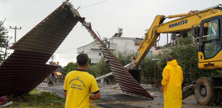 TARSUS BELEDİYESİ YOĞUN YAĞIŞ SONRASI OLUŞAN TAHRİBATA ANINDA MÜDAHALE ETTİ   