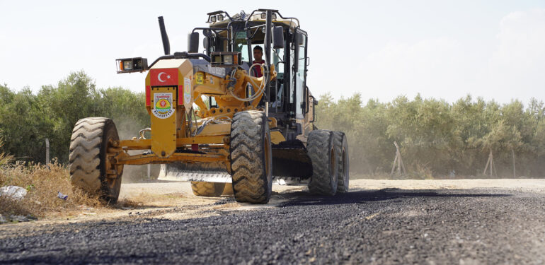 TARSUS’TA YOL BAKIM ONARIM ÇALIŞMALARI HIZ KESMEDEN DEVAM EDİYOR