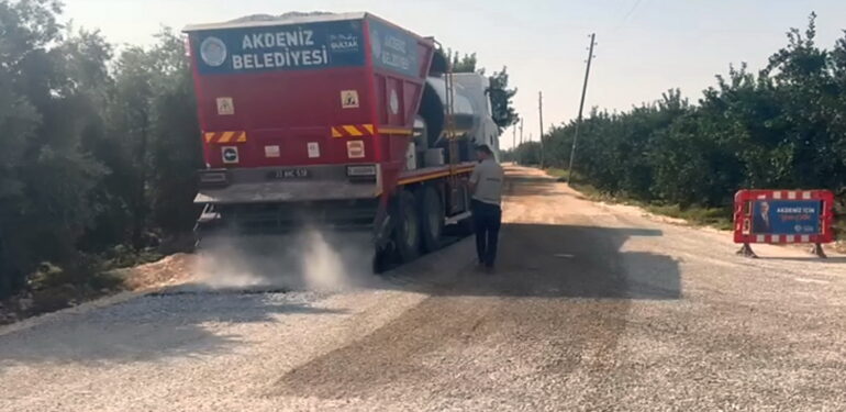 AKDENİZ’DE YOL AÇMA, KALDIRIM YENİLEME ÇALIŞMALARI DEVAM EDİYOR