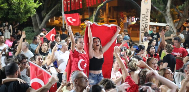 MEZİTLİLİLER ATATÜRK’ÜN KIZLARINI DEV EKRANDA İZLEDİ