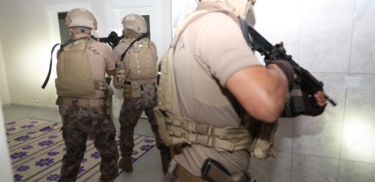 Mersin ve Adana’da Siber Dolandırıcılara Büyük Darbe: 14 Şüpheli Yakalandı!