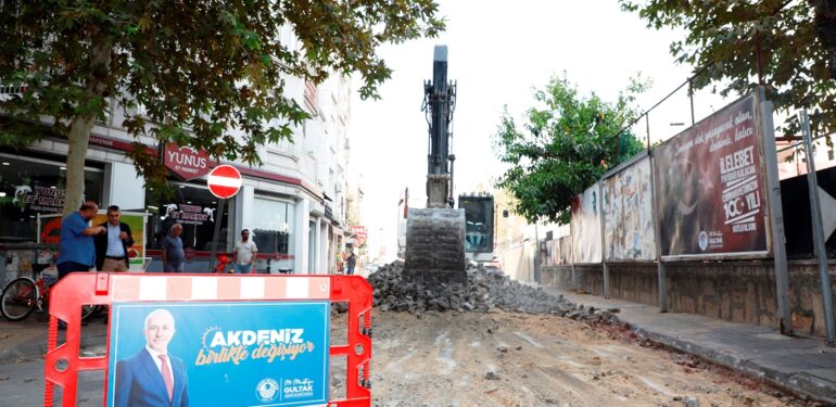 AKDENİZDE PARKE TAŞLARININ YERİNİ ASFALT ALIYOR