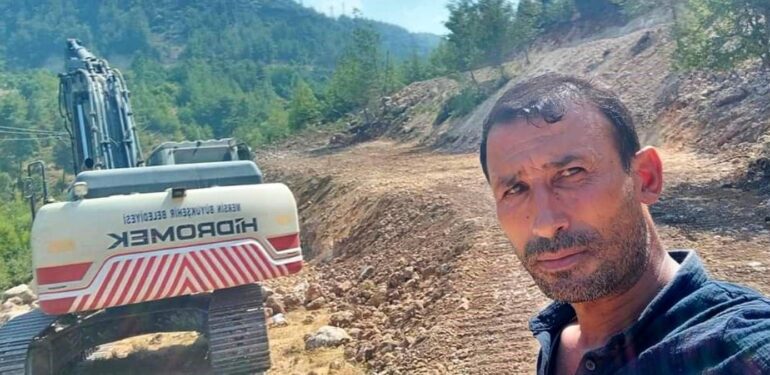 Muhtar Bir Kadın Tarafından Otomatik Av Tüfeğiyle Vuruldu