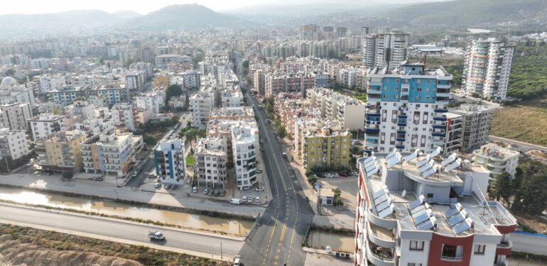 SİLİFKE’DE CELAL BAYAR CADDESİ ASFALTI YENİLENDİ