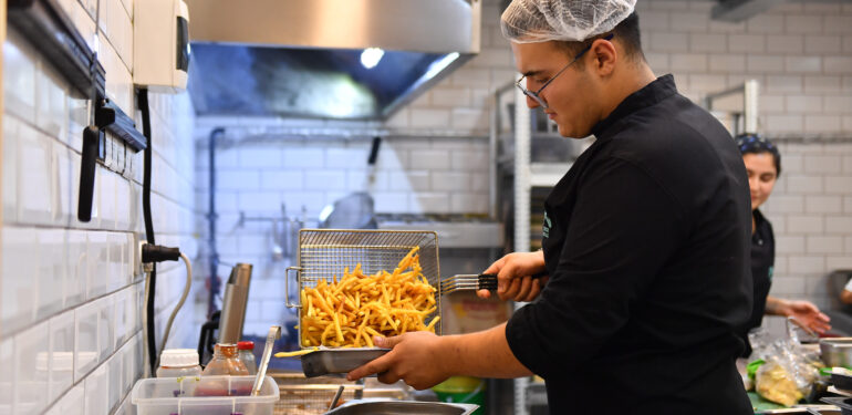 BÜYÜKŞEHİRLE ÜNİVERSİTE ÖĞRENCİLERİ İLK İŞLERİNE ADIM ATIYOR