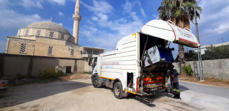 AKDENİZ’DE GÜNDE 400 TON ÇÖP TOPLANIYOR