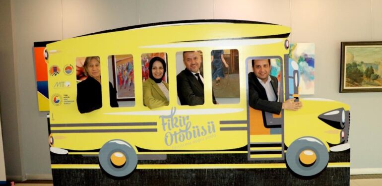 DURMUŞ: “EVLATLARIMIZI TÜRKİYE YÜZYILININ MİMARI YAPMAK İÇİN HER TÜRLÜ DESTEĞİ SUNUYORUZ”