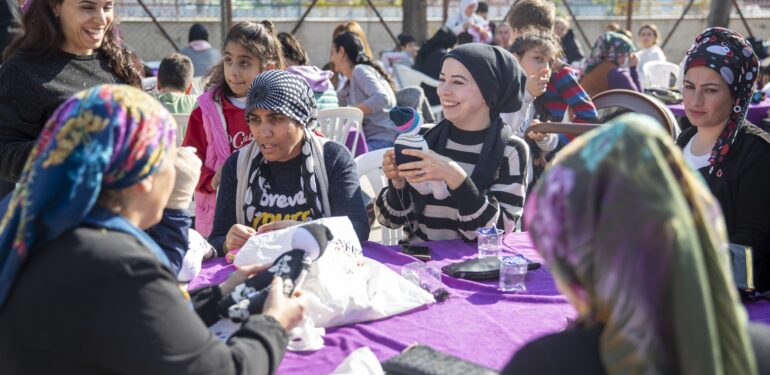 Mersin Büyükşehir Belediyesinin gönüllüleri, gönüllere dokunuyor