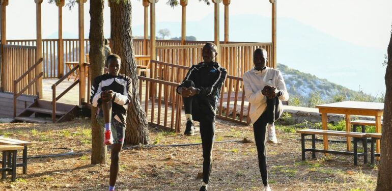 Maraton koşucuları Darısekisi Örnek Köyü’nde antrenman yaptı