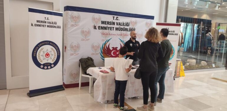 MERSİN’DE VATANDAŞLAR TERÖRE KARŞI BİLGİLENDİRİLİYOR