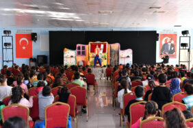 BÜYÜKŞEHİR TÜM ÇOCUKLARI TİYATROYLA BULUŞTURUYOR (5)