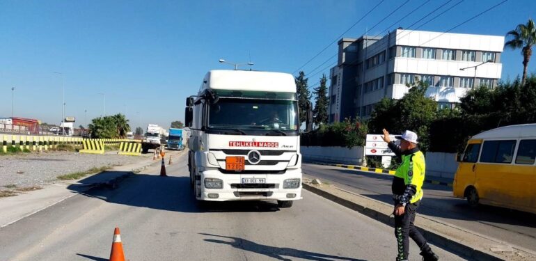 Mersin’de yük taşımacılığı yapan araçlar denetleniyor