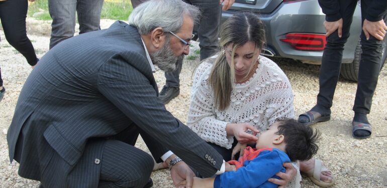 Doktor Başkan rahatsızlanan çocuğa müdahale etti