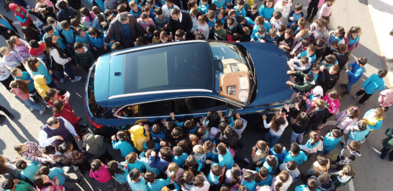 Öğrencilere Togg sürprizi: Dokunmak için birbirleriyle yarıştılar