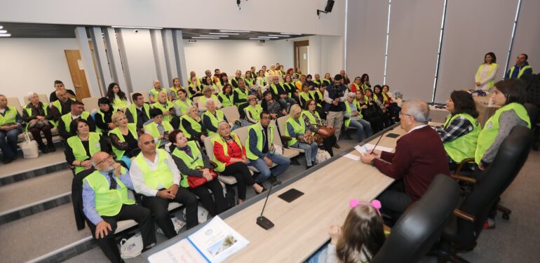 Mezitli Belediyesinin gönüllüleri çalışmalarıyla takdir topluyor