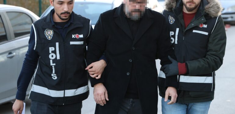 CHP’li Adana Büyükşehir Belediyesine yapılan operasyonda 10 kişi gözaltına alındı