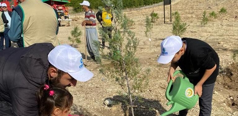 Depremzede çocuklar fidan dikti