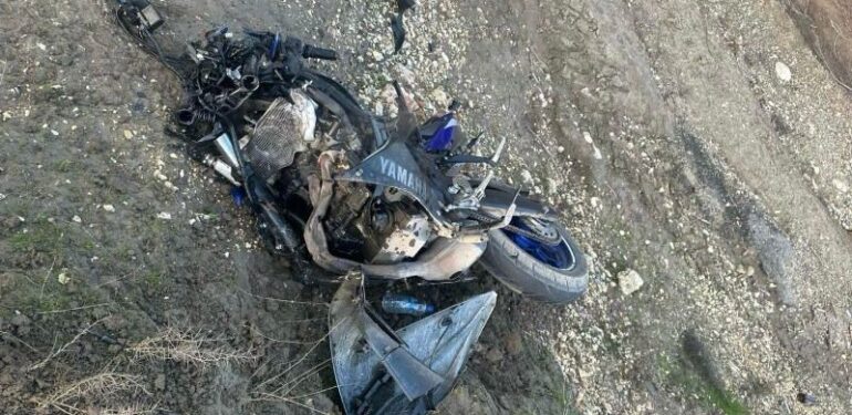 Pikap ile motosiklet kafa kafaya çarpıştı: 1 ölü, 3 yaralı