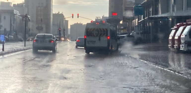 Mersin’in batı ilçelerinde yağış etkili oluyor