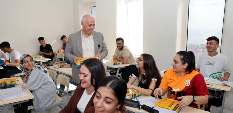 Akdeniz Belediyesinin eğitim desteğinde ilk taksitler yatırılıyor