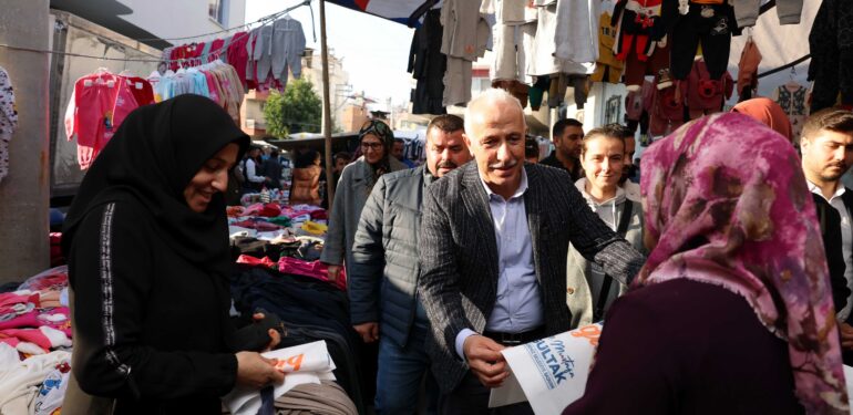 Başkan Gültak, pazar yerinde vatandaşların taleplerini dinledi