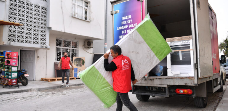 YANGIN MAĞDURU AİLELERE EŞYA DESTEĞİ SÜRÜYOR