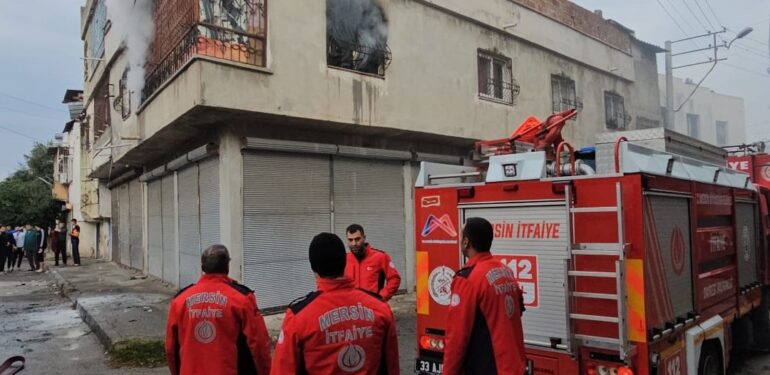 Mersin’de ev yangını ekiplerin müdahalesiyle söndürüldü