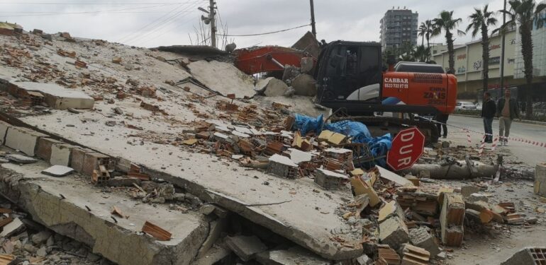 5 katlı bina tek dokunuşta çöktü, kepçe operatörü yaralandı