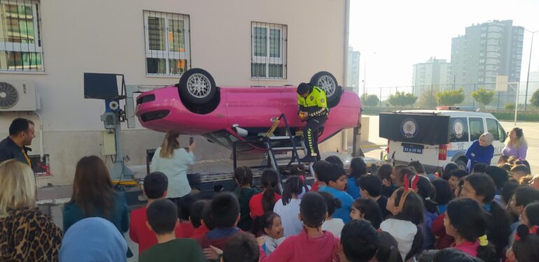 Mersin’de öğrenci ve minibüs şoförlerine trafik eğitimi verildi