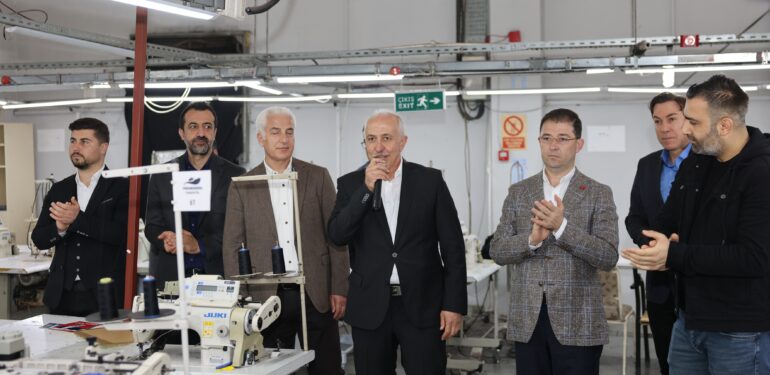 BAŞKAN GÜLTAK TEKSTİL ÇALIŞANLARINA KARANFİL DAĞITTI