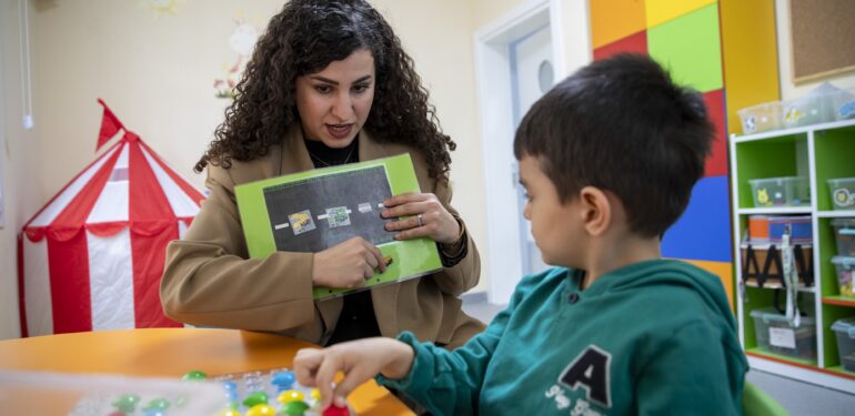 OTİZM DANIŞMA MERKEZİ HEM ÇOCUKLARA HEM AİLELERE DESTEK OLUYOR