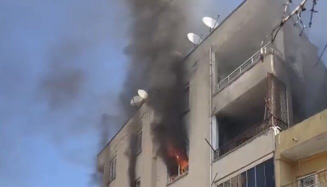 Mersin’de ev alev alev yandı