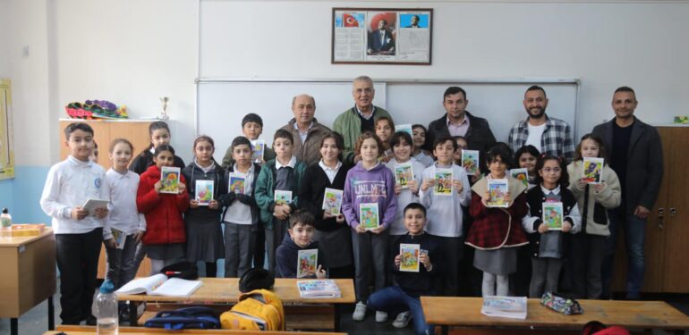 “SINIF BAŞKANI SEÇİLİRSEM NEŞET TARHAN’I OKULA GETİRECEĞİM” DEDİ! TARHAN DA MİNİK FEYZA’YI KIRMADI, OKULA GİTTİ