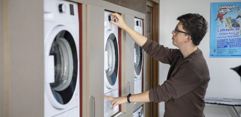 ÜNİVERSİTE ÖĞRENCİLERİ, ÇAMAŞIR KAFE İLE ZAMANDAN VE BÜTÇEDEN TASARRUF EDİYOR