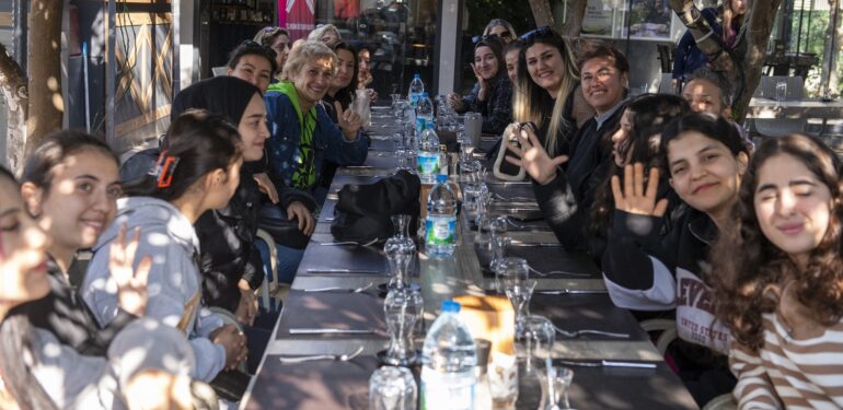 BÜYÜKŞEHİR’LE KADINLAR MORAL BULDUKLARI KEYİFLİ BİR GÜN GEÇİRDİ